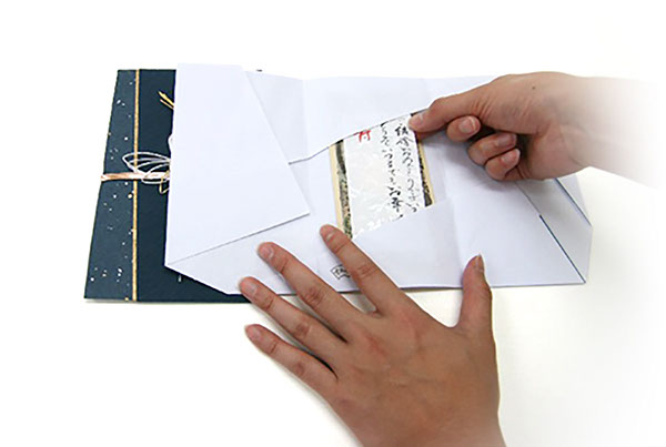 メッセージカードなどを入れる場合は、紙幣の上へ表に向けて入れます。